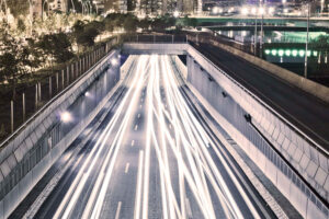 Ferrovial Servicios, carretera, noche, iluminada