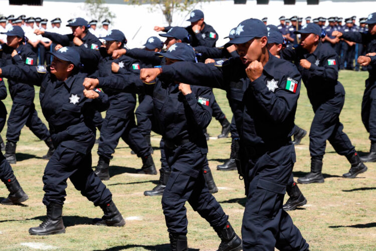 Guardias de Protección Federal de México practican un ejercicio en una ceremonia de graduación.
