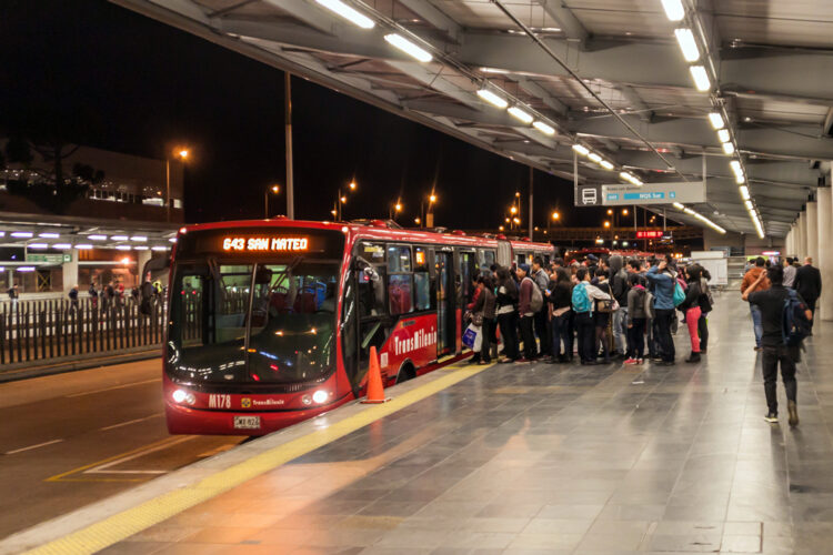 personas acceden a un bus de TransMilenio en Bogotá